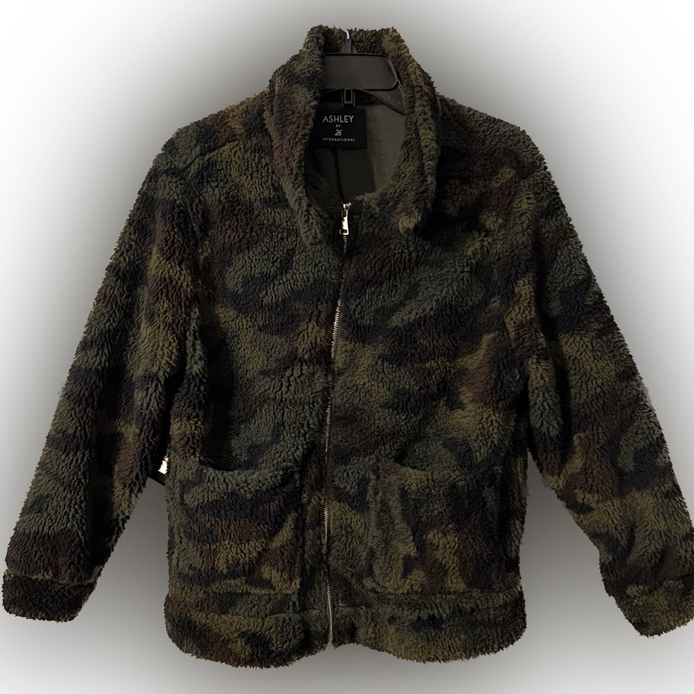 Camo zip up jacket or sweater with pockets (M)